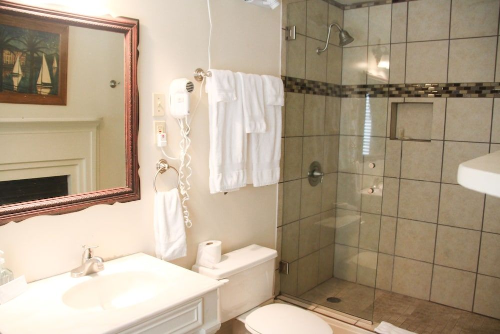 Anchuca Historic Mansion & Inn Old Quarters Queen 5