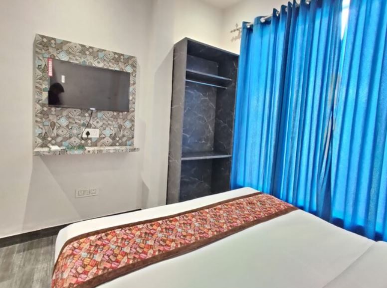 Deluxe AC room with parking & Lift