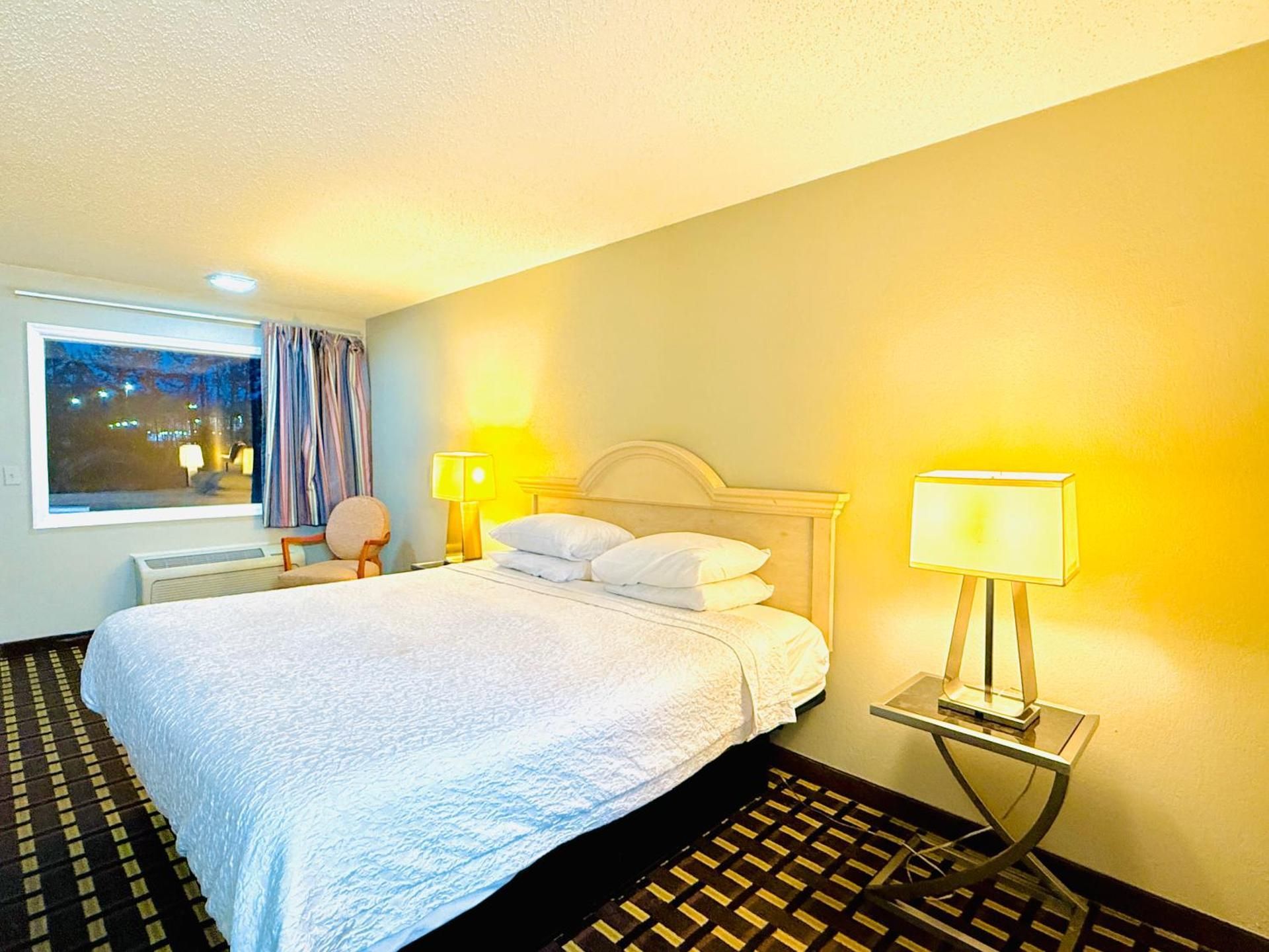 1 King Bed, Non-Smoking