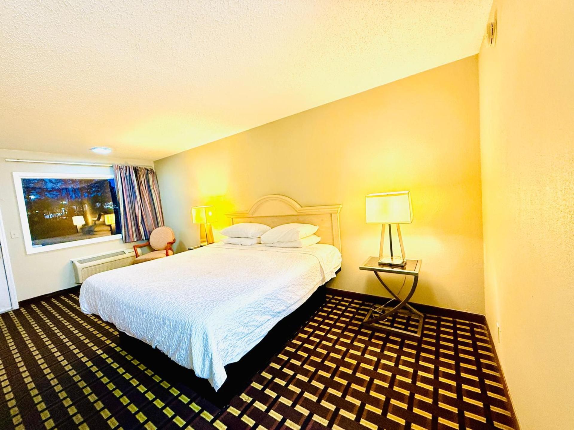 1 King Bed, Smoking