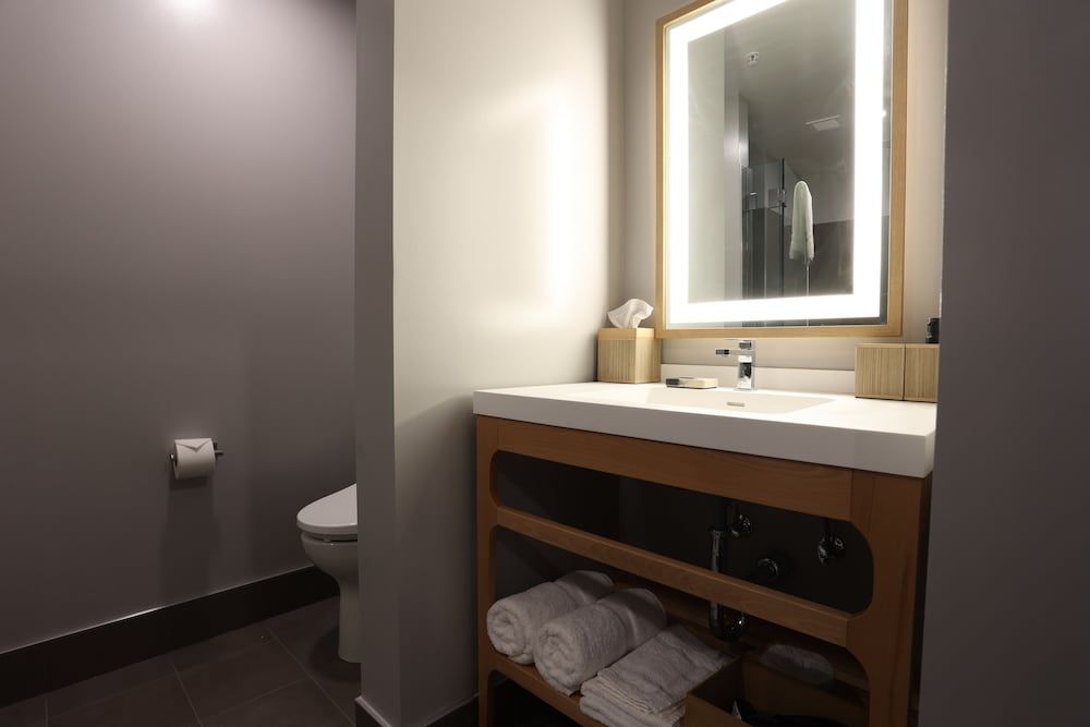 Cedartree Hotel Portland Hillsboro Standard Queen Room 4