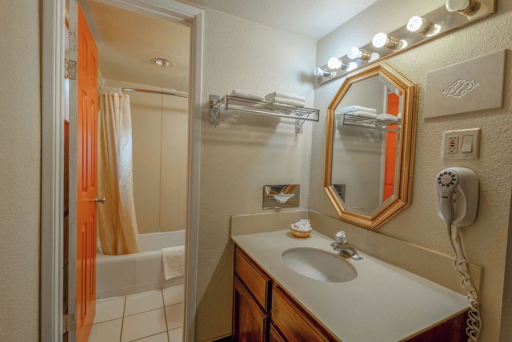 Royal Holiday Motel By Belvilla Gallup I-40 Room, 2 Queen Beds, Non Smoking 3