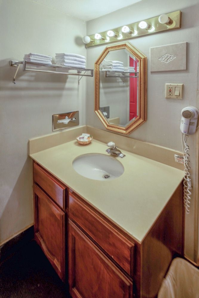 Royal Holiday Motel By Belvilla Gallup I-40 Room, 1 King Bed, Smoking 4