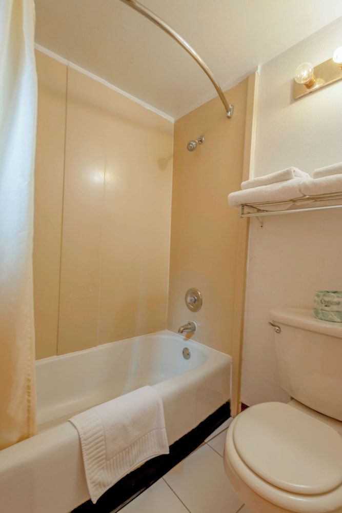 Royal Holiday Motel By Belvilla Gallup I-40 Room, 1 King Bed, Smoking 5