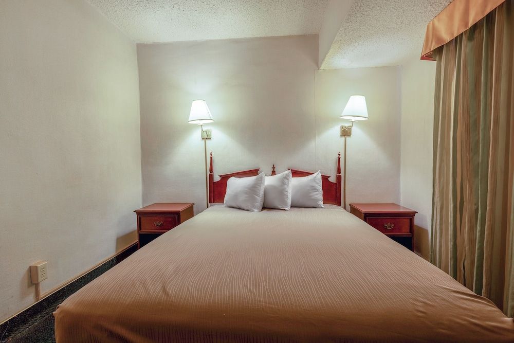 Royal Holiday Motel By Belvilla Gallup I-40 Room, 1 King Bed, Smoking