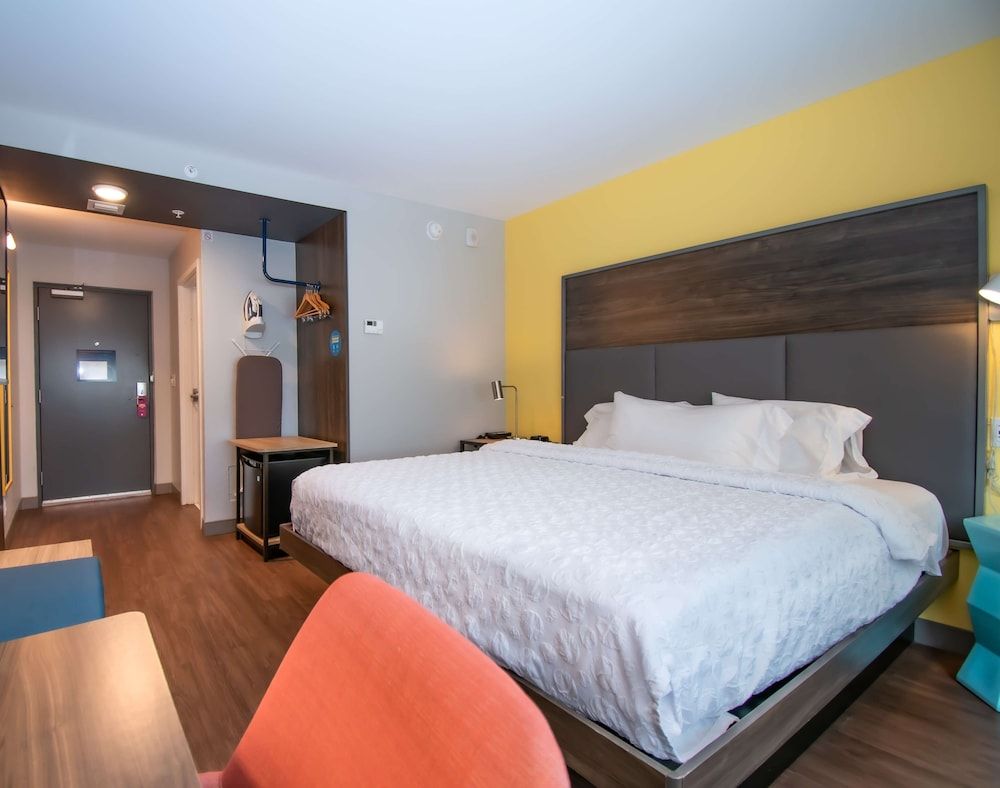 Tru by Hilton Florida City Room, 1 King Bed 3