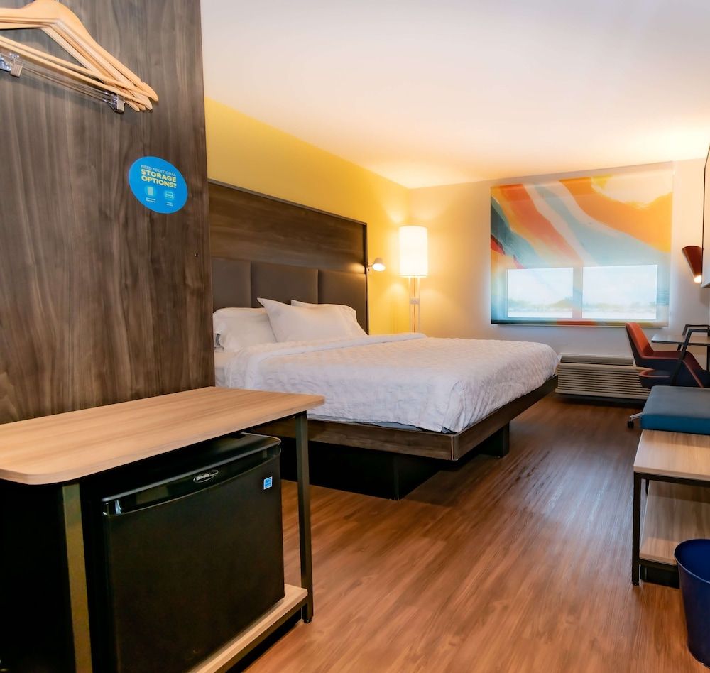 Tru by Hilton Florida City Room, 1 King Bed 4