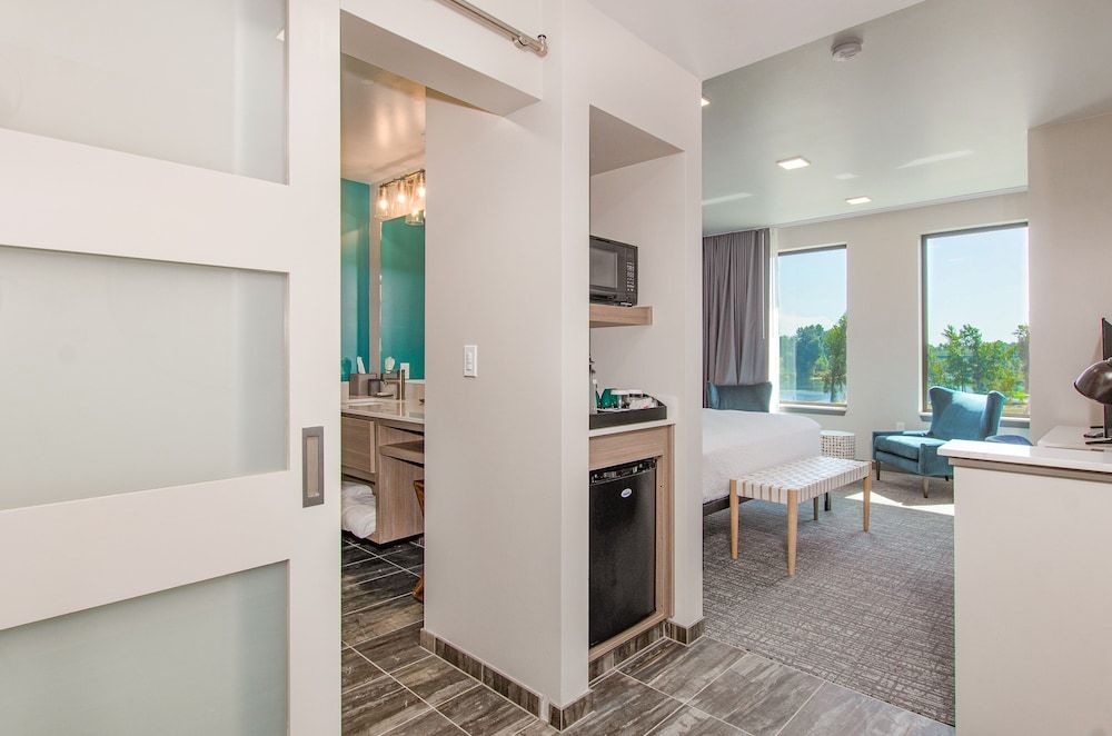 The Independence Standard Room, 1 King Bed, Multiple View (Deluxe King with Shower only) 4