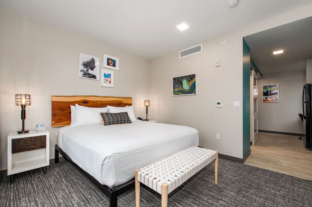 The Independence Standard Room, 1 King Bed, Multiple View (Deluxe King with Shower only)