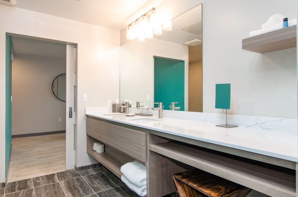 The Independence Suite, 1 King Bed, Balcony, River View (Osprey Executive King Suite with Rive) 4