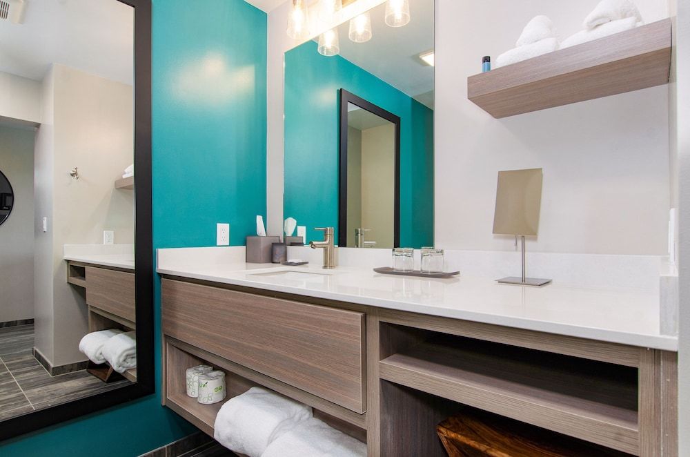 The Independence Standard Room, 2 Queen Beds, River View (Deluxe 2 Queen - Riverview with Showe) 3