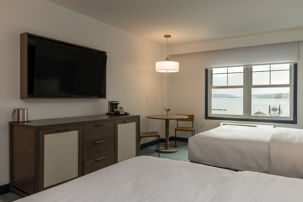 Room, 2 Queen Beds, Partial Lake View