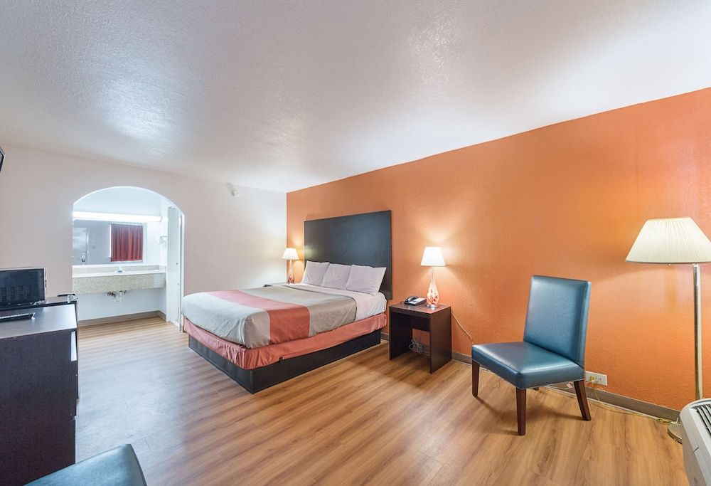 Standard Room, 1 King Bed, Smoking, Refrigerator & Microwave