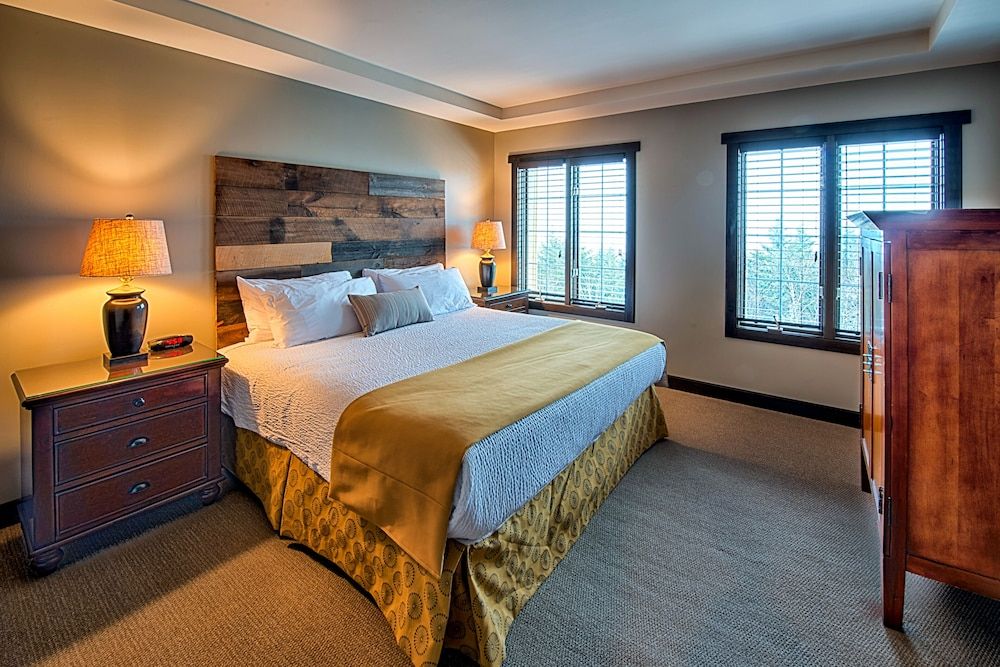 Suite, 1 King Bed with Sofa bed, Non Smoking (Sunrise View, Dog-friendly)