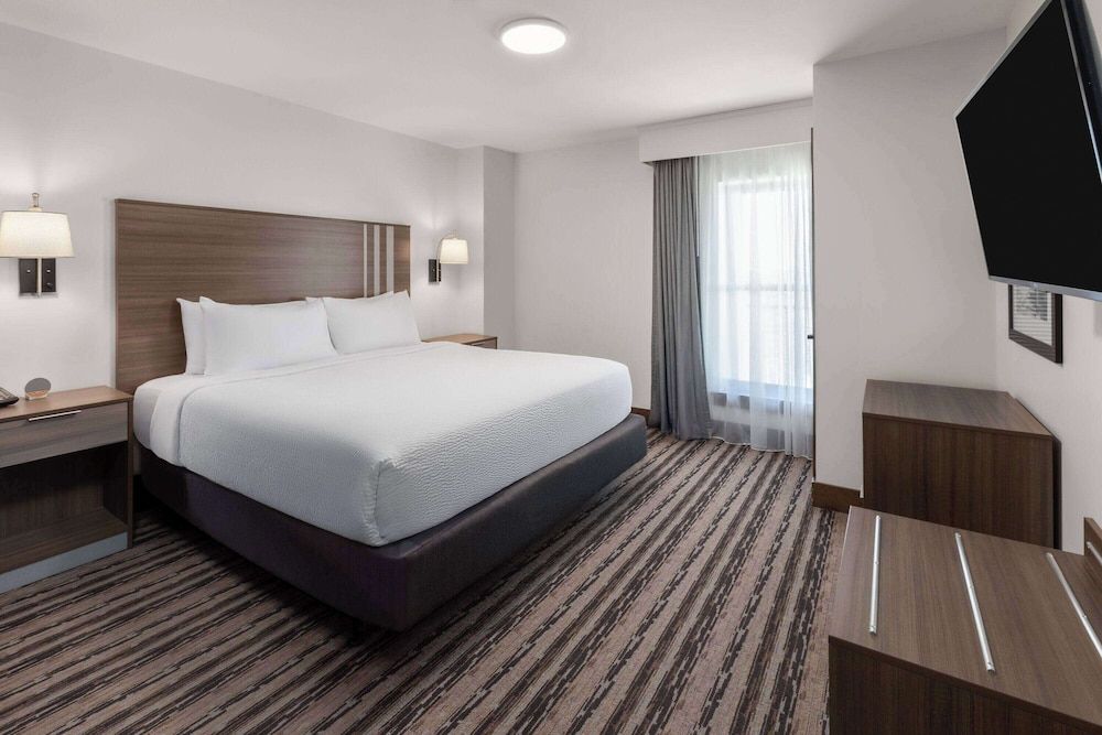 Suite, 1 King Bed with Sofa bed, Mobility Accessible (Lodge, Sunset View, Tub w/ Grab Bars)