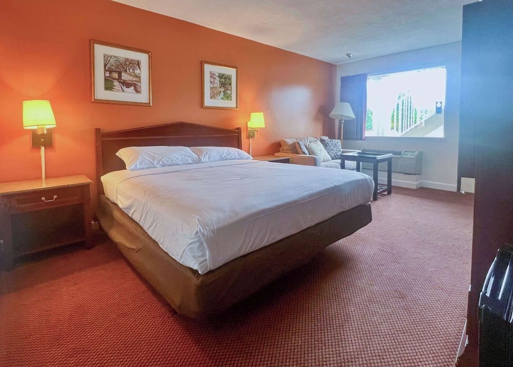 Motel 6 Culpeper, VA Standard Room, 1 King Bed, Non Smoking, Refrigerator & Microwave 2