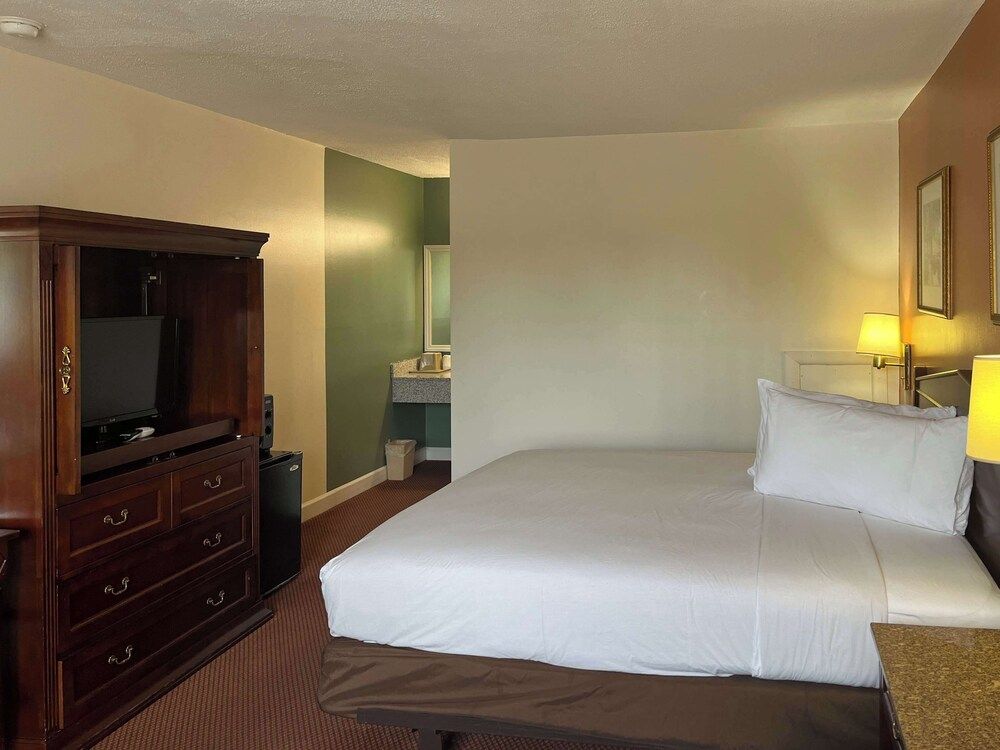 Motel 6 Culpeper, VA Standard Room, 1 King Bed, Non Smoking, Refrigerator & Microwave 4