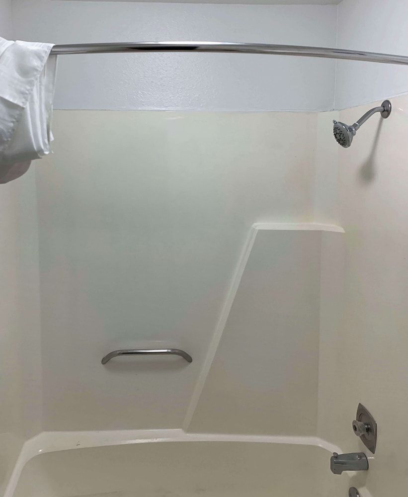 Rodeway Inn Standard Room, 1 King Bed, Non Smoking 3