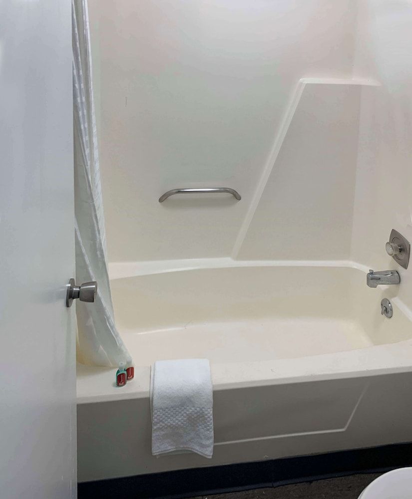 Rodeway Inn Standard Room, 1 King Bed, Non Smoking 4