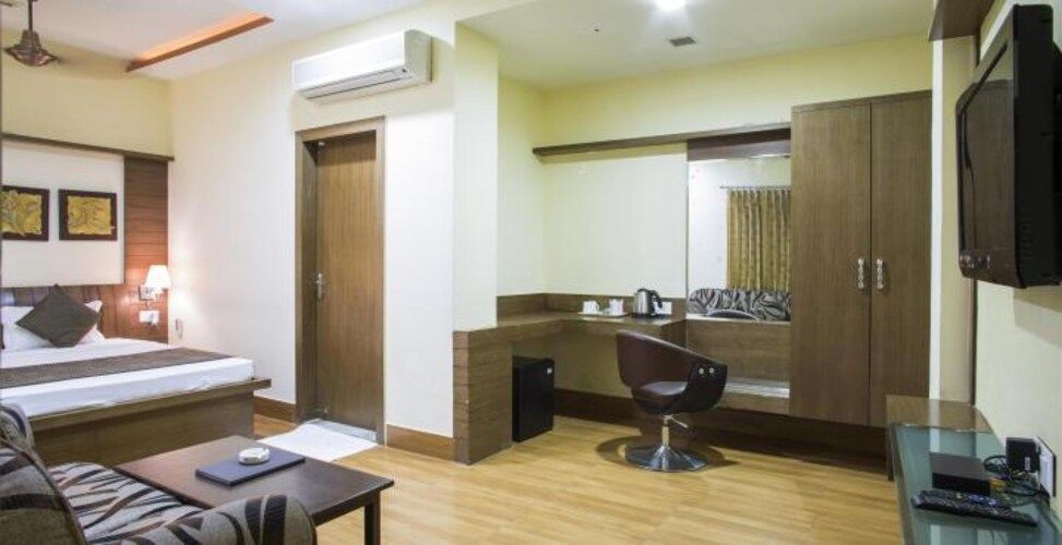 Priya Hotel Deluxe Room 3