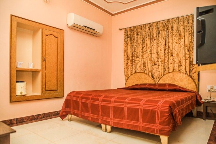 Priya Hotel Deluxe Room