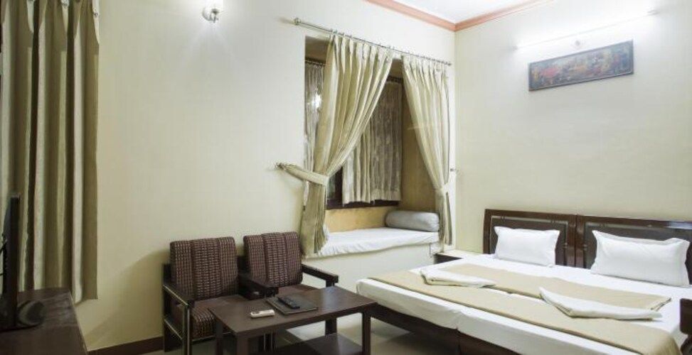 Priya Hotel Deluxe Room 2