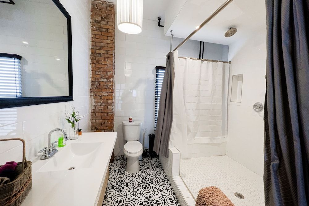 The Pub with Private Yard & Parking, Near the Falls & Casino by Niagara Hospitality Grand House 16