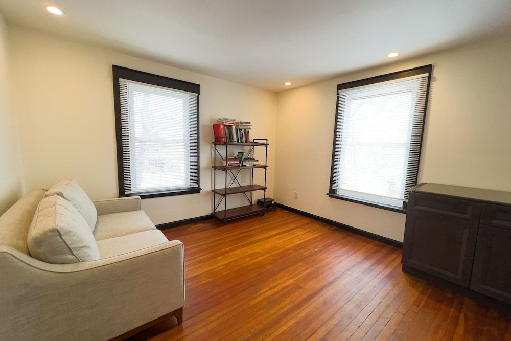 The Pub with Private Yard & Parking, Near the Falls & Casino by Niagara Hospitality Grand House 18