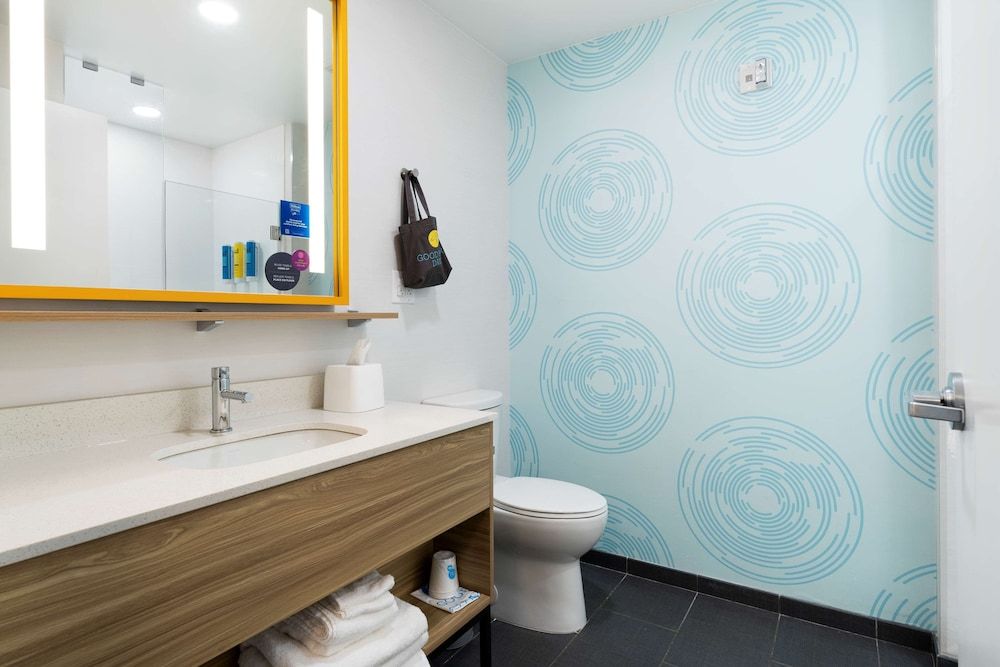 Tru By Hilton Cartersville, GA Room, 1 King Bed 6