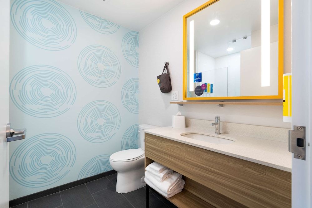 Tru By Hilton Cartersville, GA Room, 1 King Bed 5