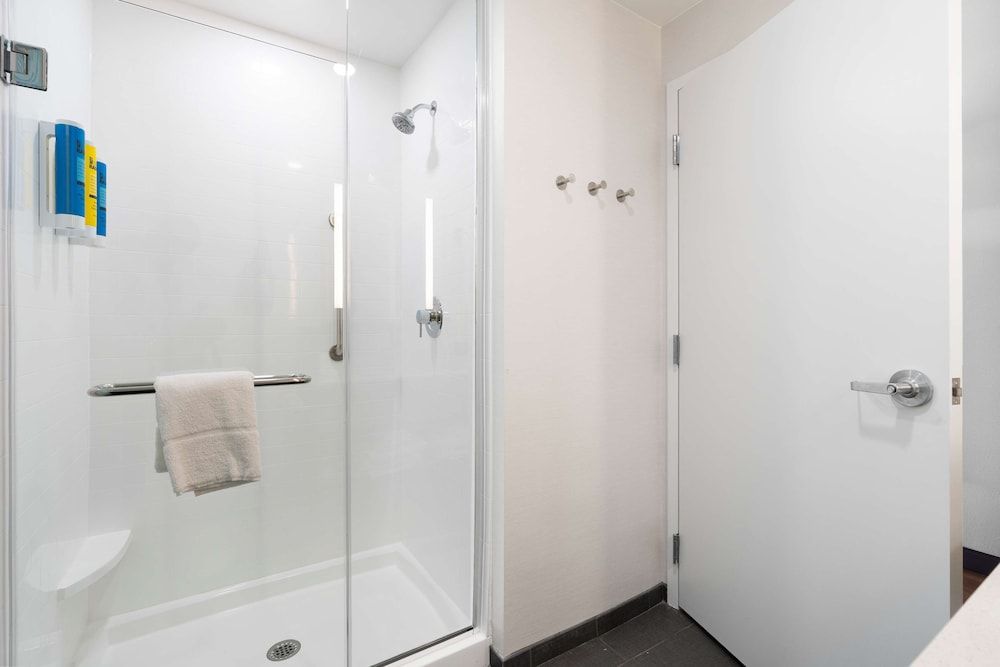 Tru By Hilton Cartersville, GA Room, 1 King Bed 9