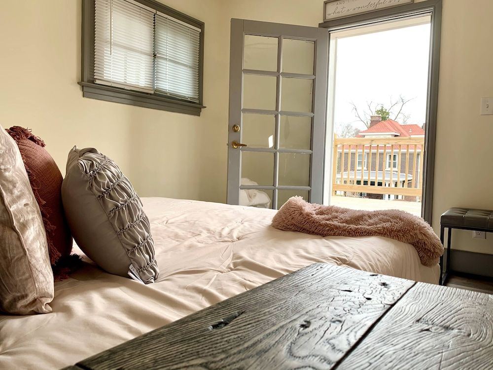 The Aquarium Chateau - With Private Yard & Parking, Near Falls, Casino by Niagara Hospitality Classic House 25