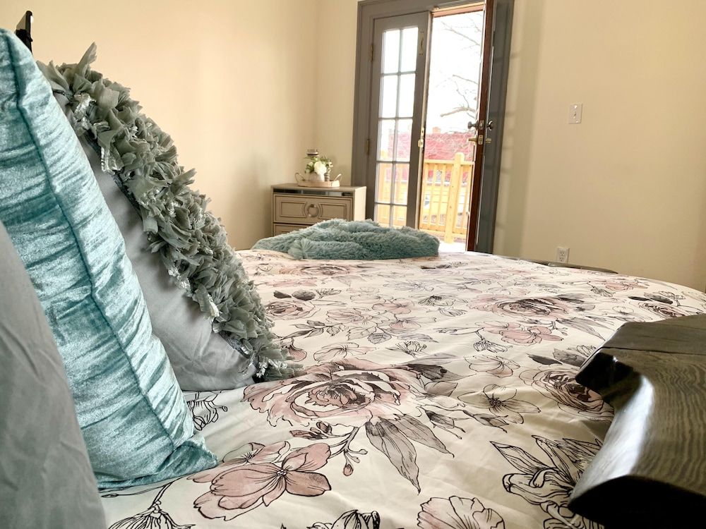 The Aquarium Chateau - With Private Yard & Parking, Near Falls, Casino by Niagara Hospitality Classic House 21