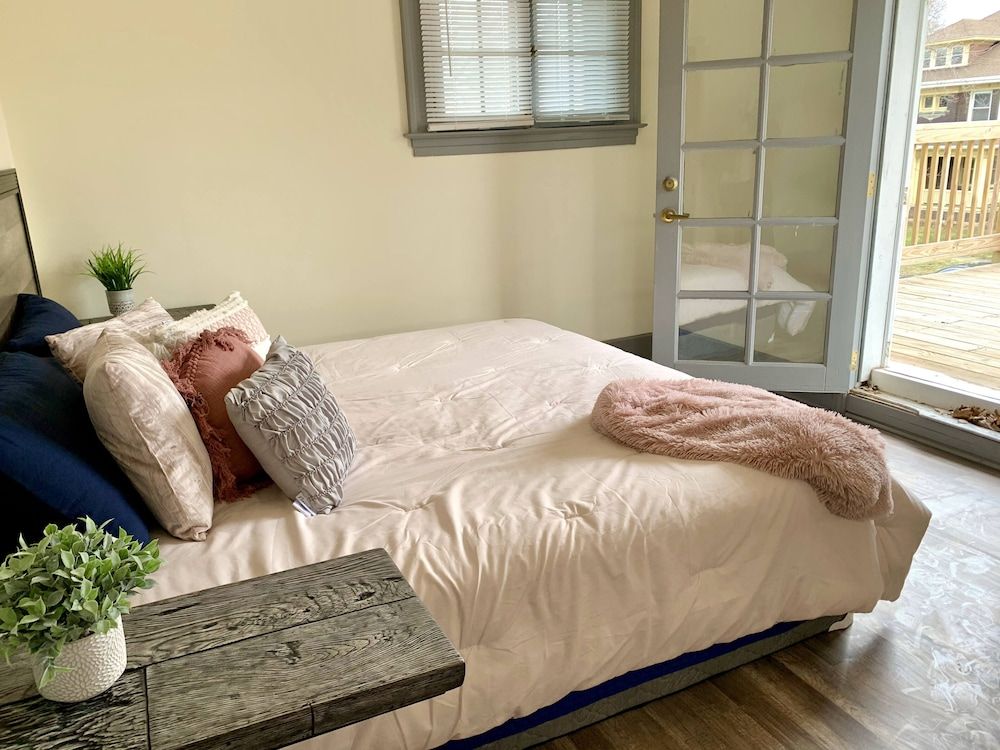 The Aquarium Chateau - With Private Yard & Parking, Near Falls, Casino by Niagara Hospitality Classic House 22