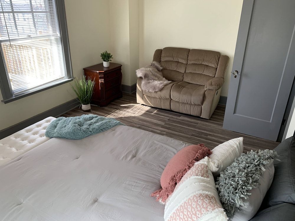 The Aquarium Chateau - With Private Yard & Parking, Near Falls, Casino by Niagara Hospitality Classic House 19