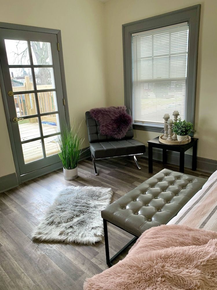 The Aquarium Chateau - With Private Yard & Parking, Near Falls, Casino by Niagara Hospitality Classic House 24