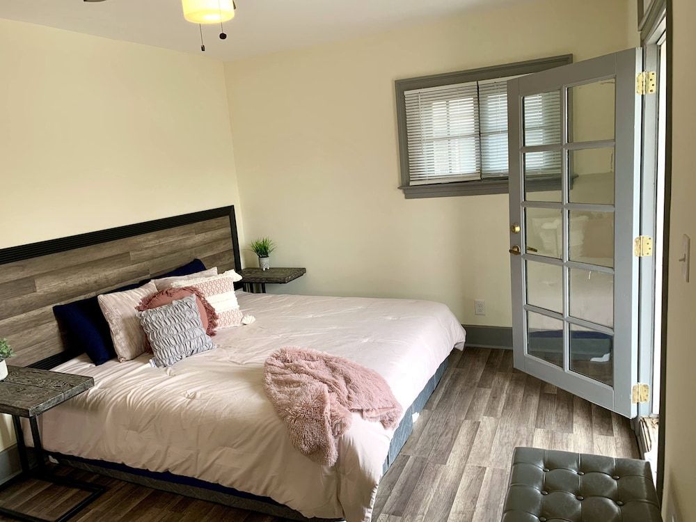 The Aquarium Chateau - With Private Yard & Parking, Near Falls, Casino by Niagara Hospitality Classic House 18