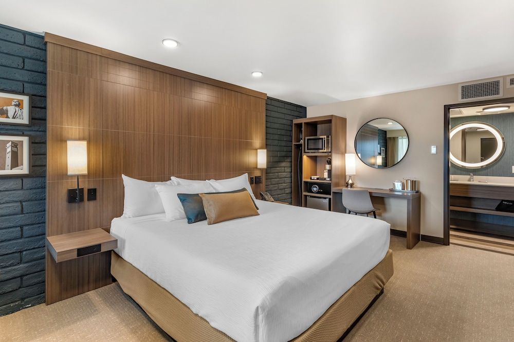 The Gibson Hotel Great Falls, an Ascend Collection Hotel Room, 1 King Bed, Accessible, Non Smoking