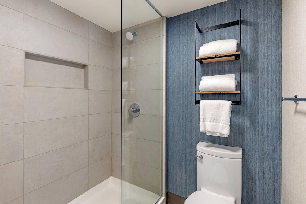 The Gibson Hotel Great Falls, an Ascend Collection Hotel Room, 1 Queen Bed, Non Smoking 6