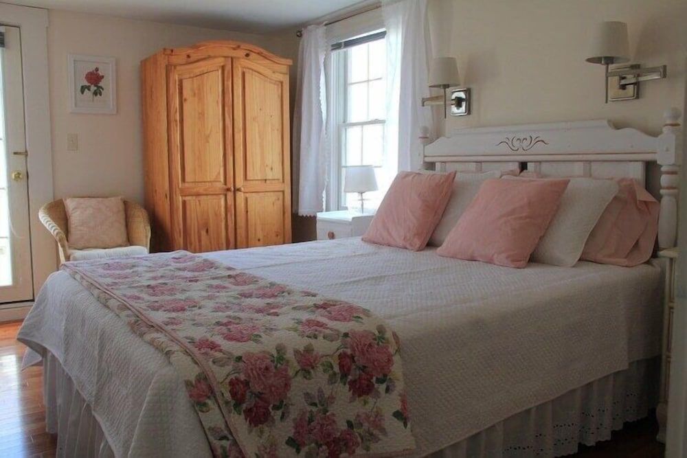 Queen Room with Private Deck: 203