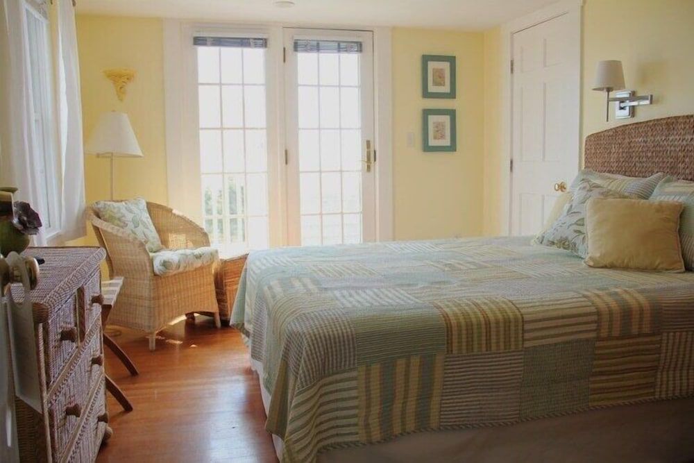 Queen Private Deck and Ocean View: 204