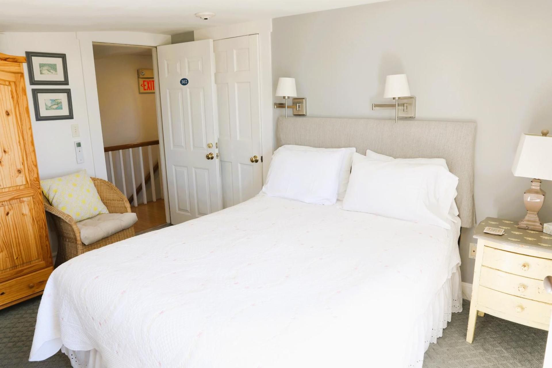 Queen Room with Balcony and Partial Ocean View 302