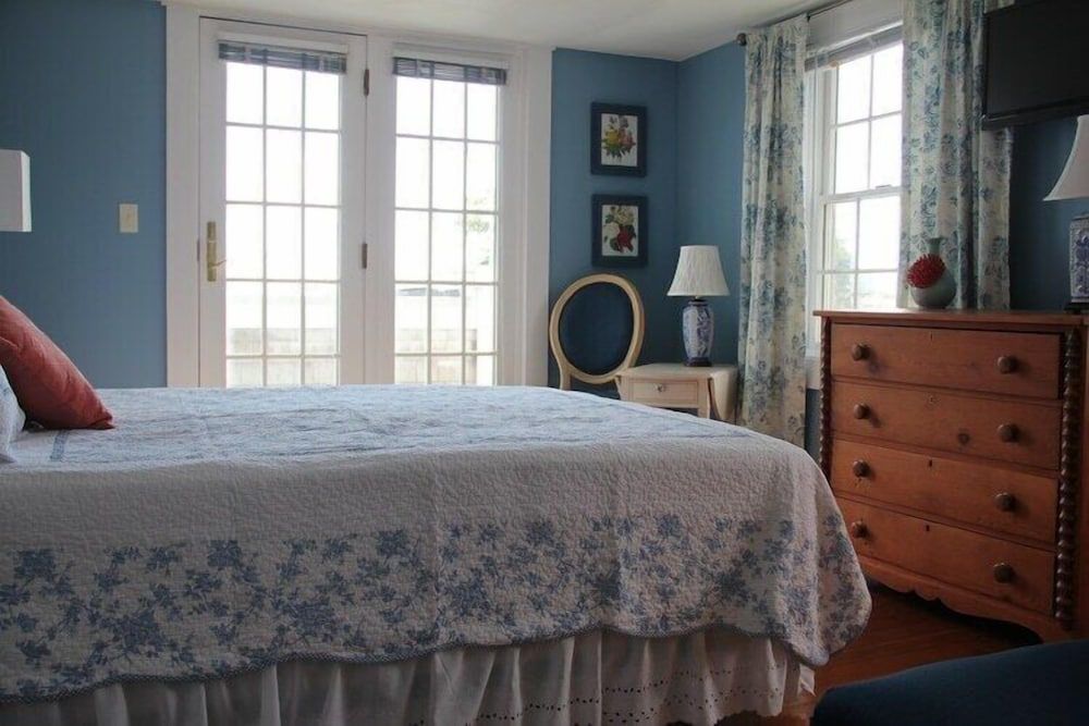 Queen Private Deck and Ocean View: 202