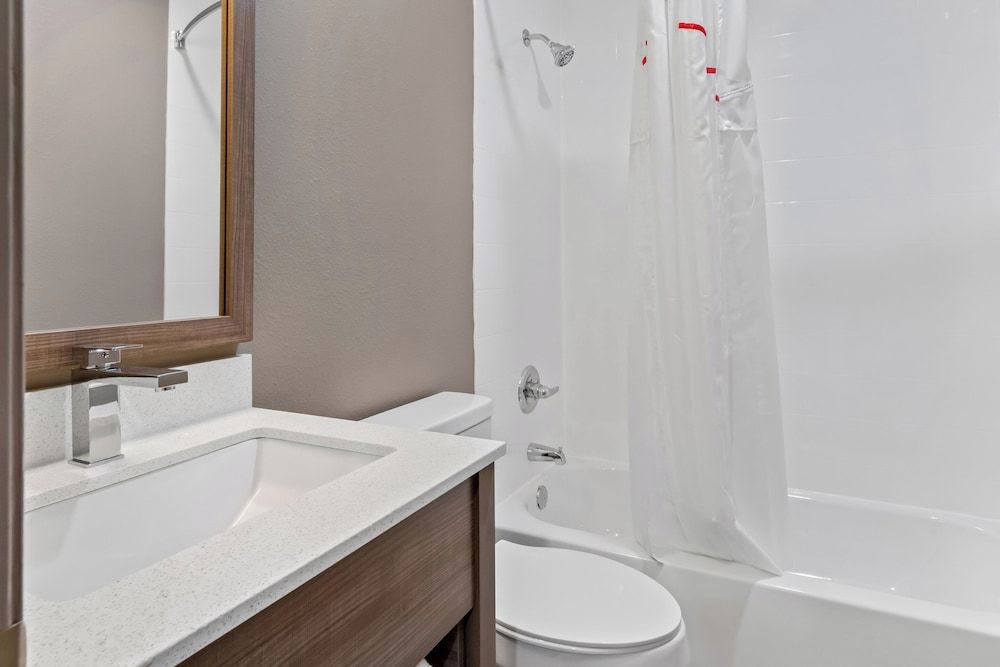 Red Roof Inn Del Rio Deluxe Room, 1 King Bed, Non Smoking, Kitchenette 5