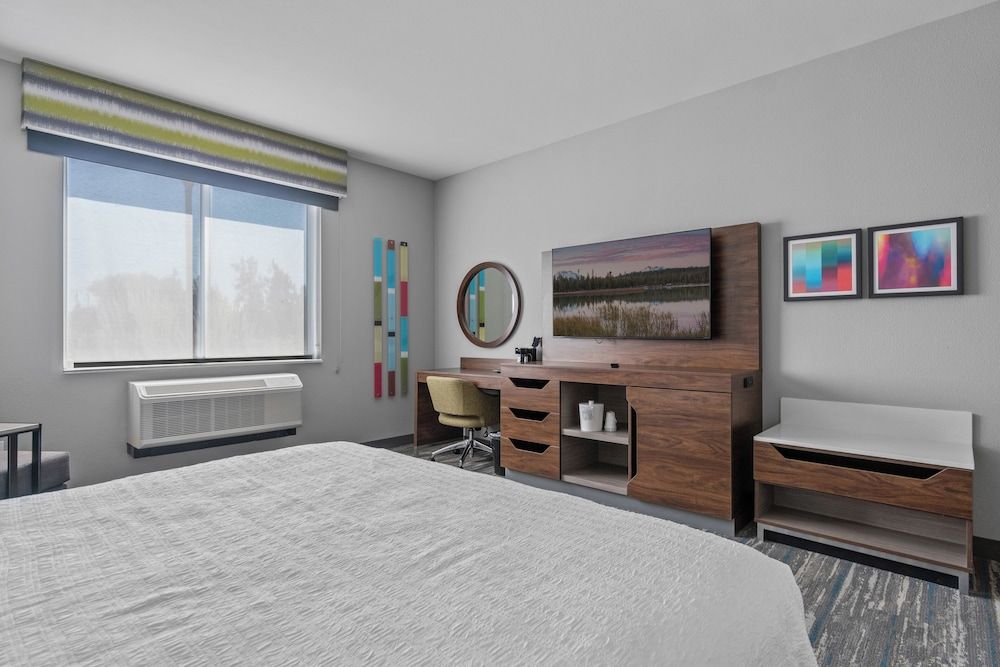 Room, 1 King Bed, Refrigerator & Microwave