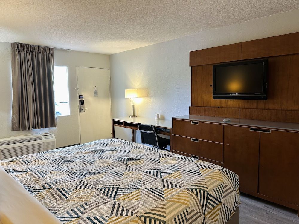 Motel 6 Forrest City, AR Deluxe Room, 1 King Bed, Non Smoking, Refrigerator & Microwave