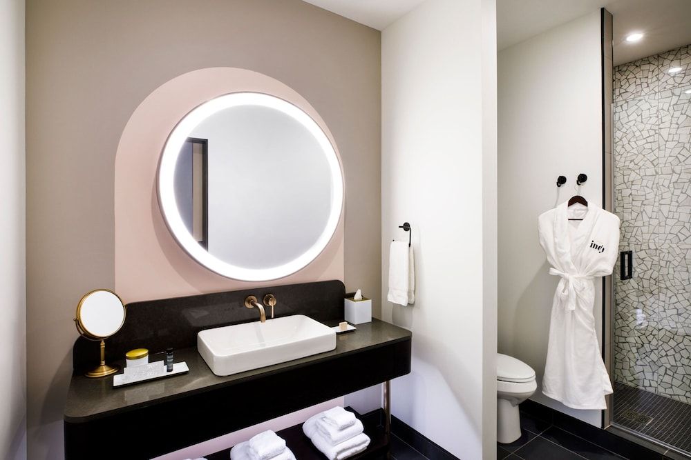 Hotel Indy, Indianapolis, a Tribute Portfolio Hotel Deluxe Room, 1 King Bed, Non Smoking, City View 3