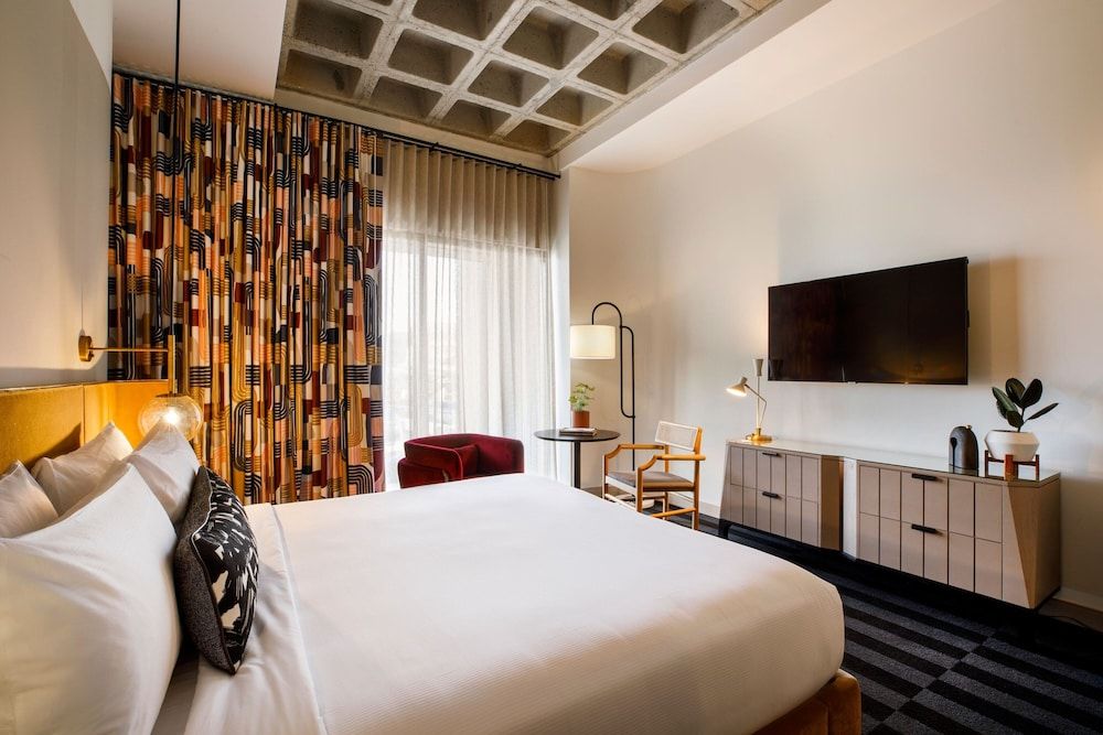 Hotel Indy, Indianapolis, a Tribute Portfolio Hotel Room, 1 King Bed 3