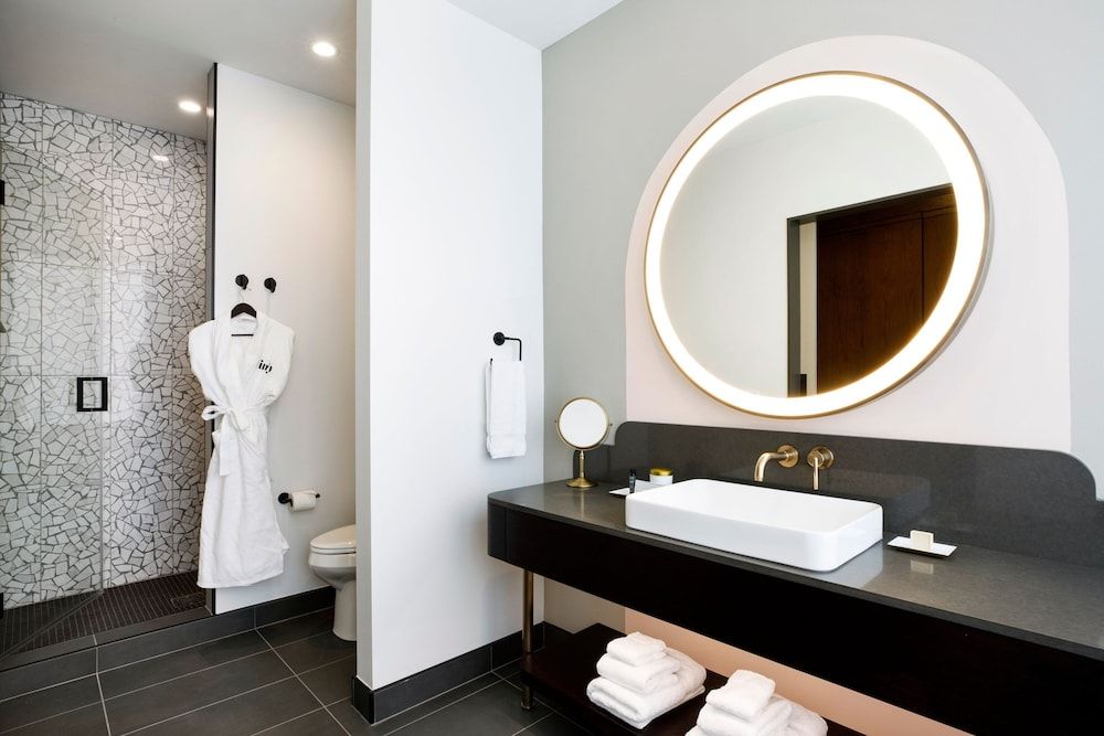 Hotel Indy, Indianapolis, a Tribute Portfolio Hotel Room, 2 Queen Beds, Non Smoking, City View 3