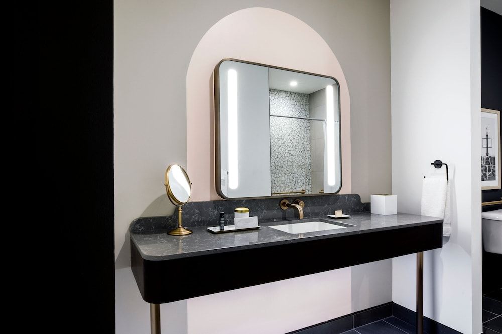 Hotel Indy, Indianapolis, a Tribute Portfolio Hotel Room, 2 Queen Beds, Non Smoking, City View 4